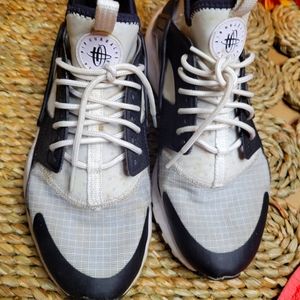 Nike Huarache grade school